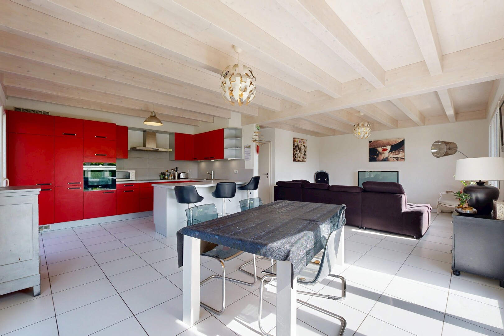 salon / salle à manger avec inside property, plafond à poutres, beamed ceiling, lustre remarquable, et light floor
