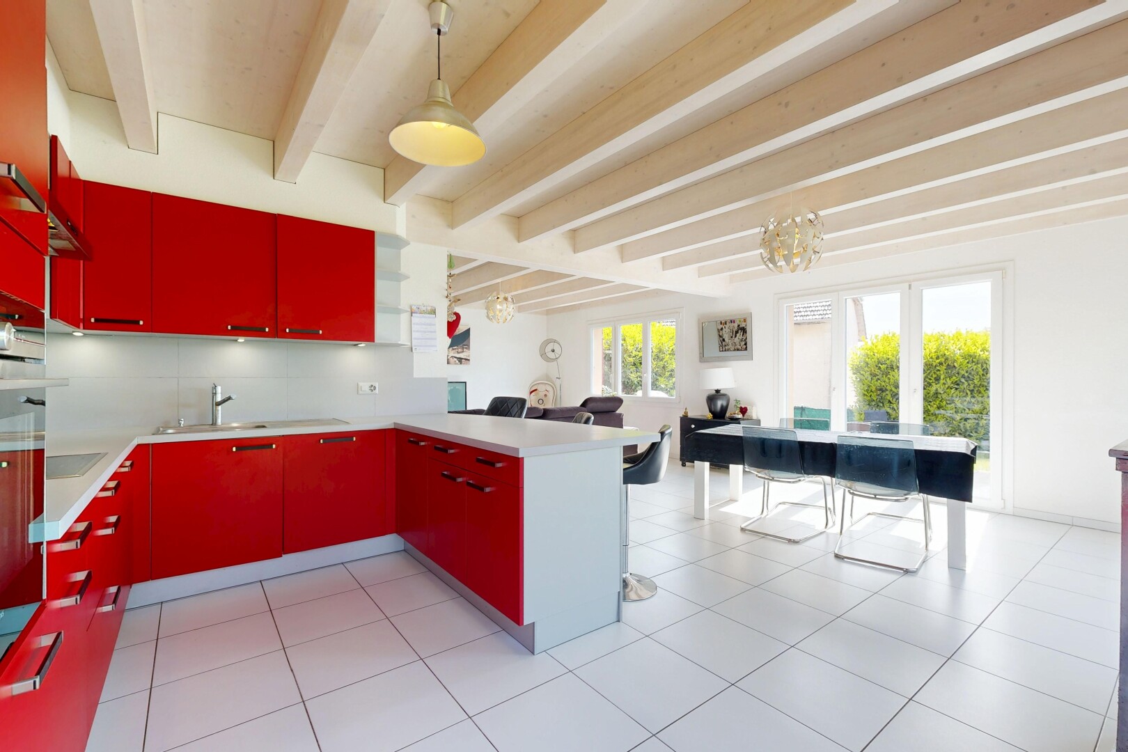 cuisine avec plafond à poutres, beamed ceiling, éclairage suspendu, pendant lighting, et light floor