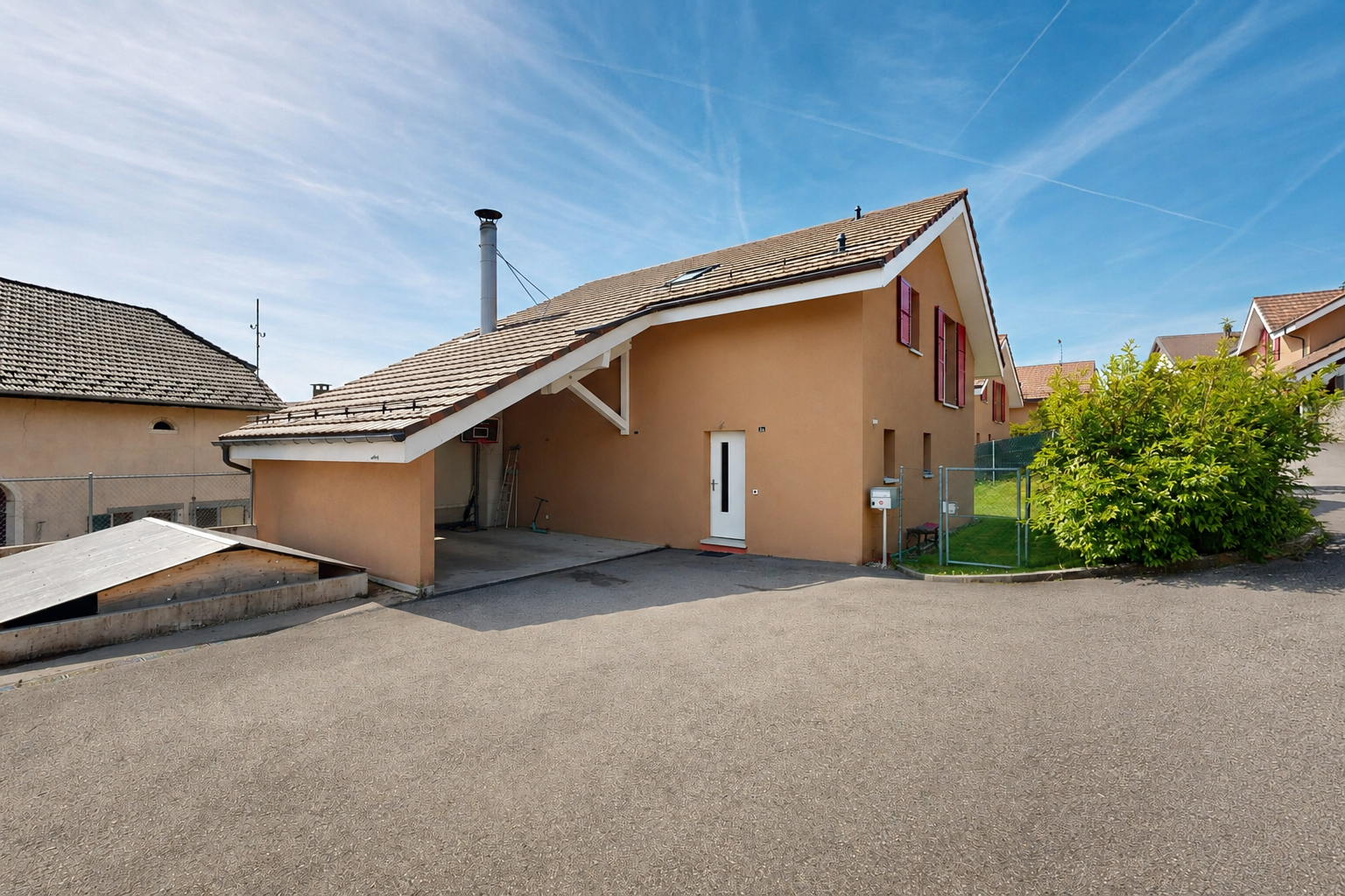 façade avec day time, clôture, bardage en stuc, property visible, et portail