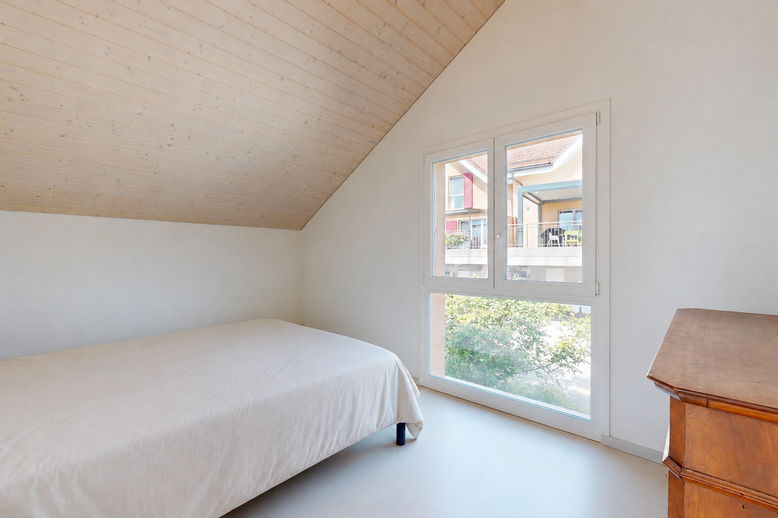 chambre avec lumière naturelle, natural light, inside property, pièce supplémentaire, et cloison sèche