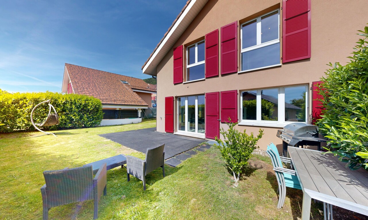 façade avec bardage en stuc, property visible, day time, pelouse, et terrasse