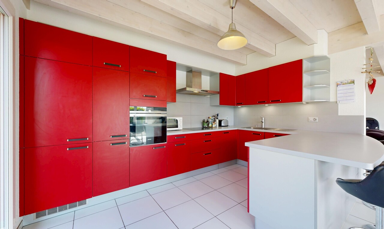 cuisine avec red cabinets, armoires rouges, open shelves, étagères ouvertes, et four