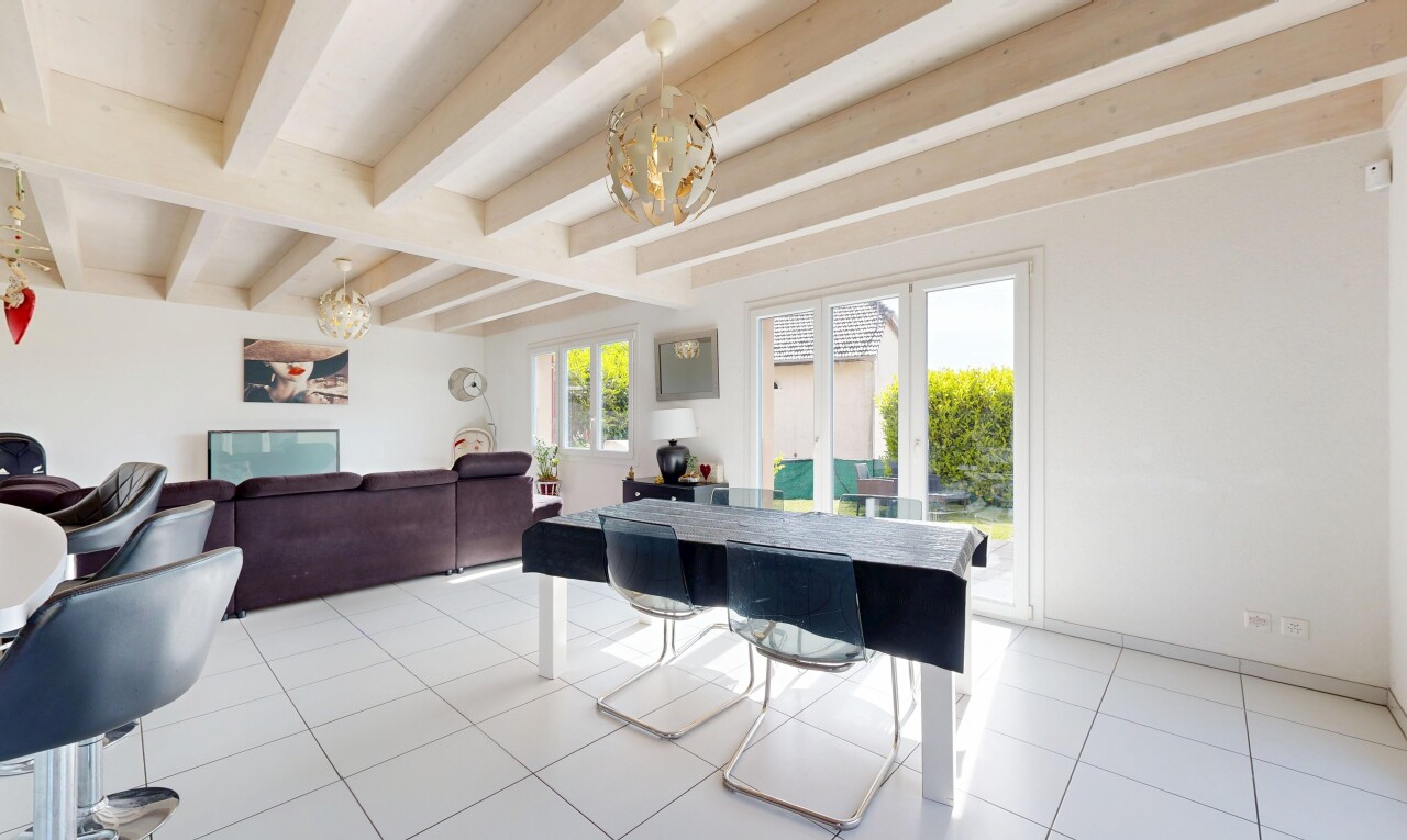 salon / salle à manger avec cloison sèche, drywall, plafond à poutres, beamed ceiling, et lumière naturelle