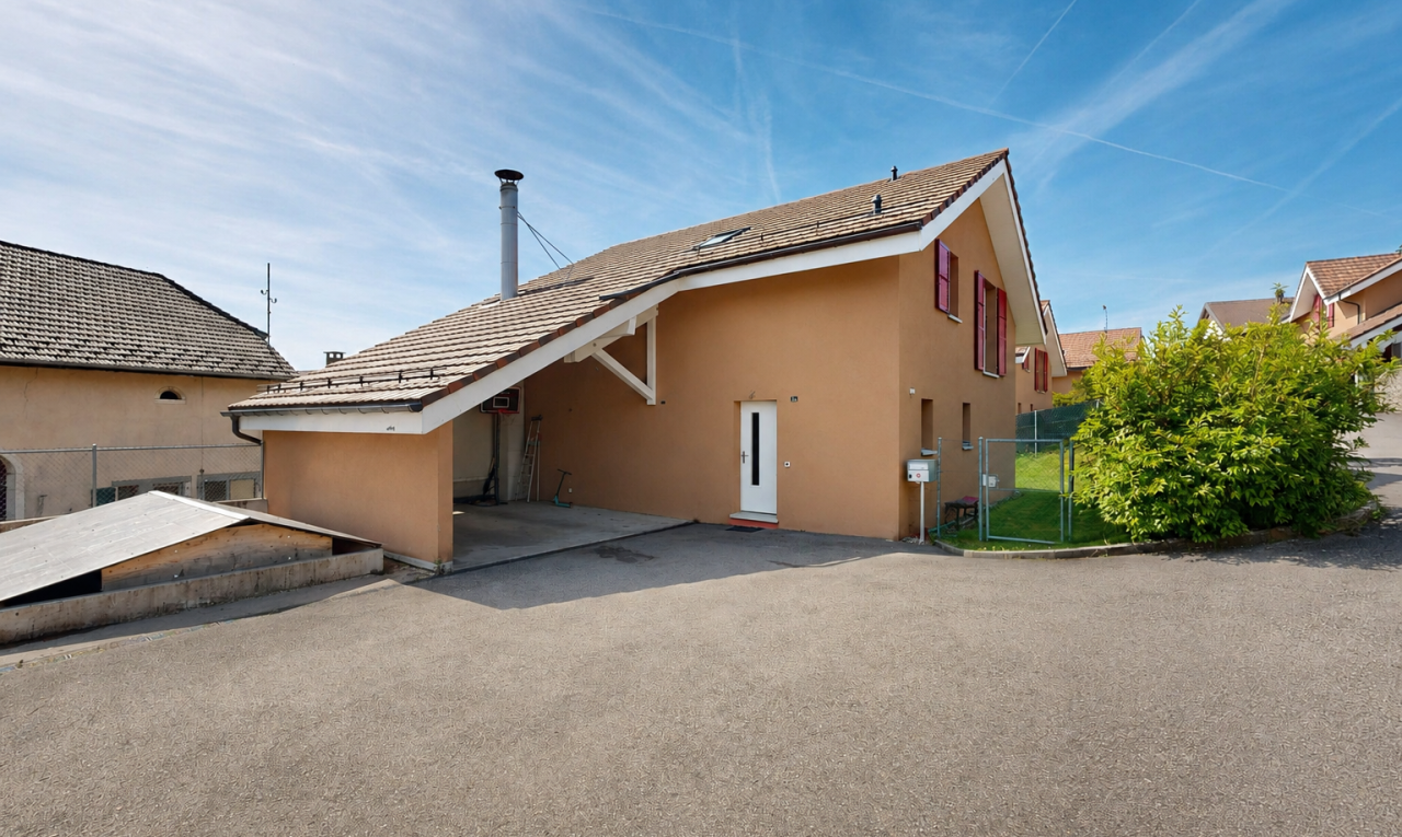 façade avec day time, clôture, bardage en stuc, property visible, et portail