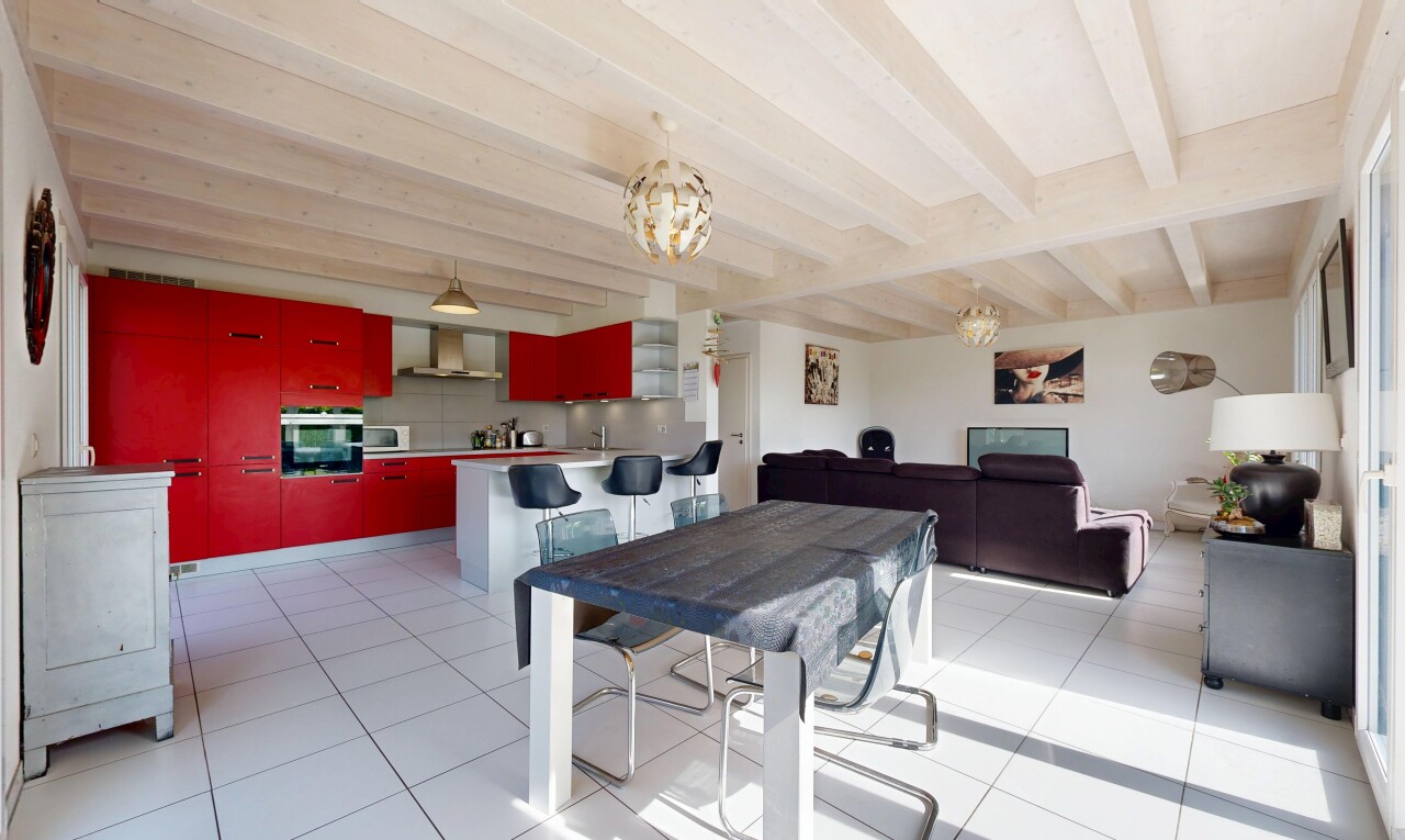 salon / salle à manger avec inside property, plafond à poutres, beamed ceiling, lustre remarquable, et light floor
