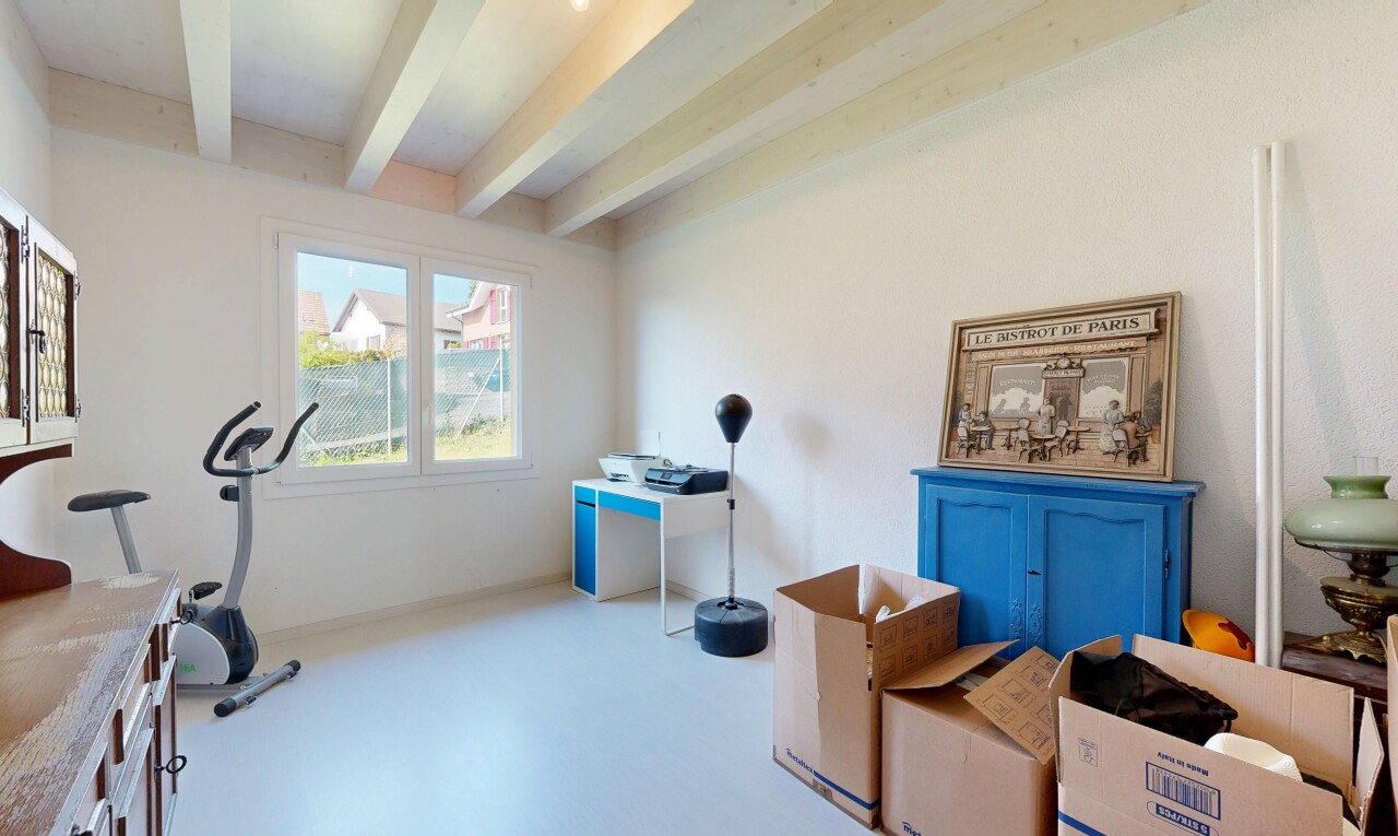 bureau avec inside property, cloison sèche, drywall, lumière naturelle, et natural light