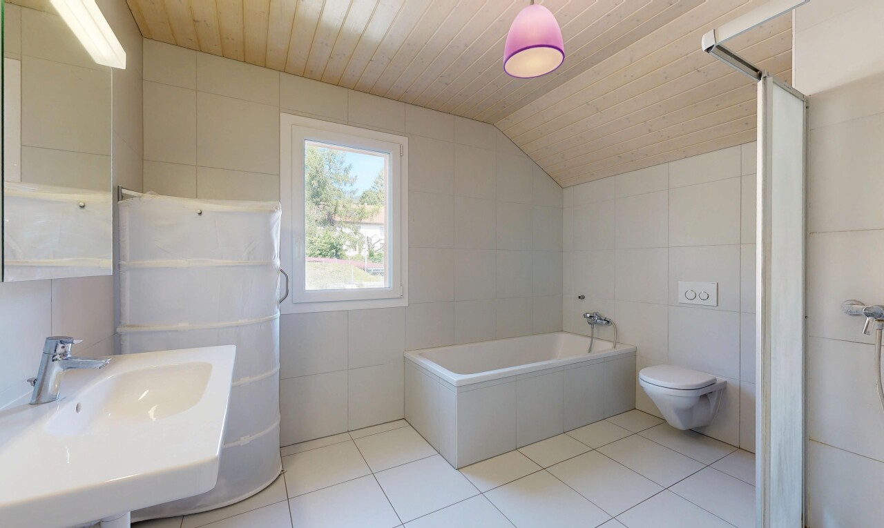 salle de bains avec mur en carrelage, tile wall, salle de bain complète, light floor, et inside property