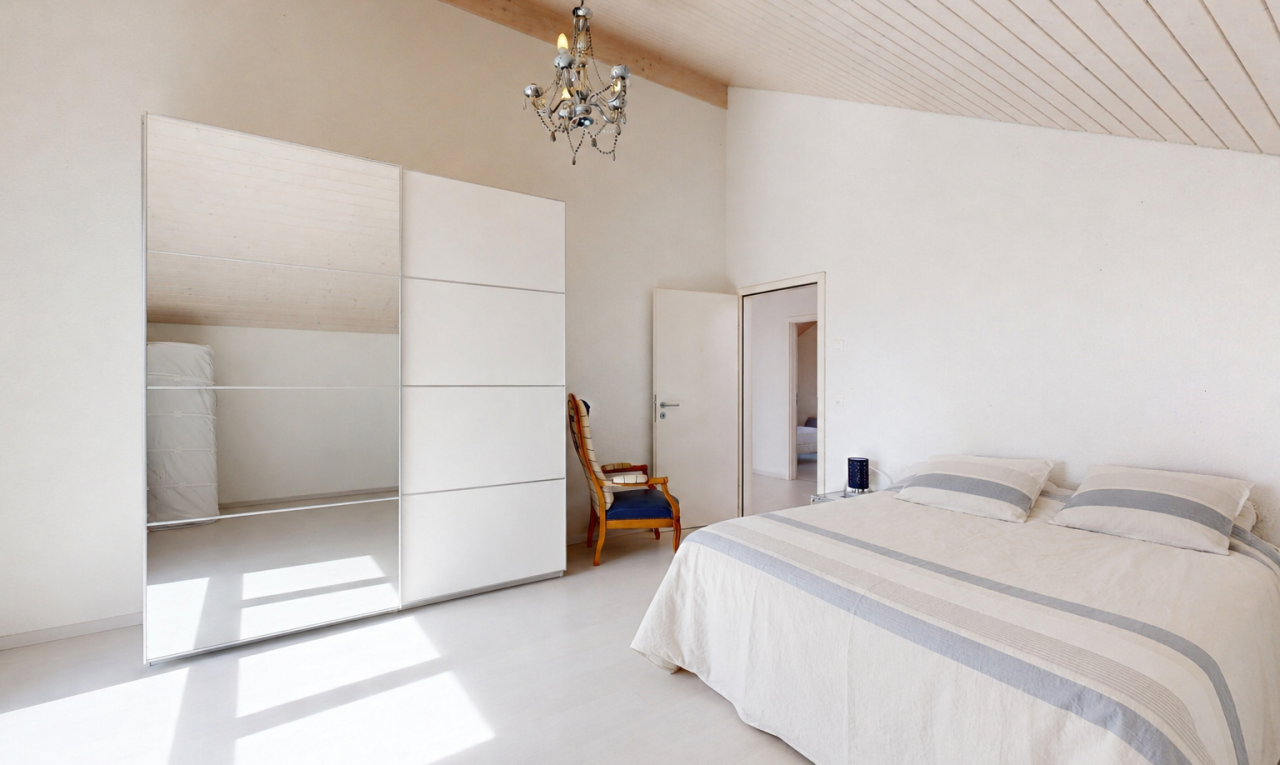 chambre avec drywall, cloison sèche, inside property, vaulted ceiling, et plafond voûté