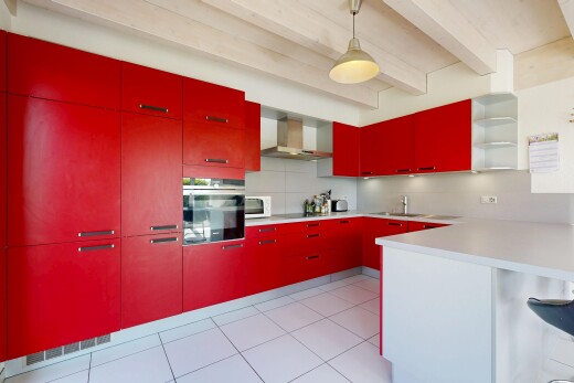 cuisine avec red cabinets, armoires rouges, open shelves, étagères ouvertes, et four