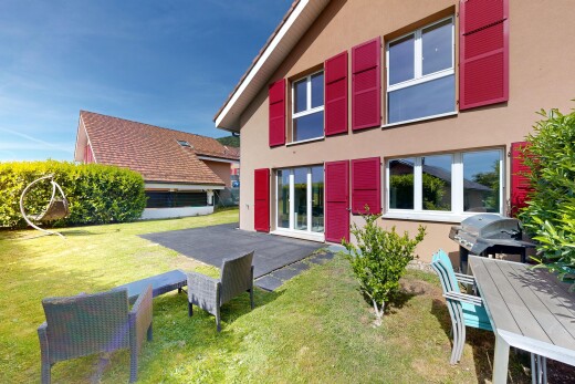 façade avec bardage en stuc, property visible, day time, pelouse, et terrasse