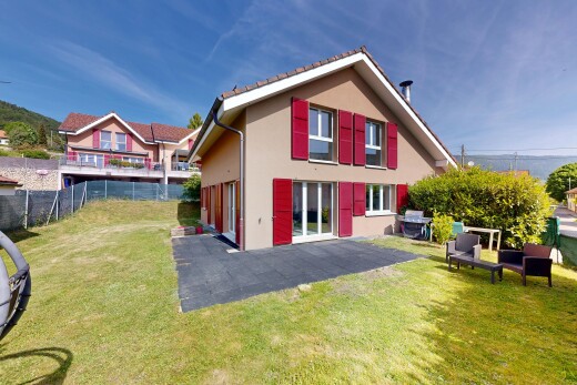 façade avec from property, pelouse, bardage en stuc, day time, et clôture