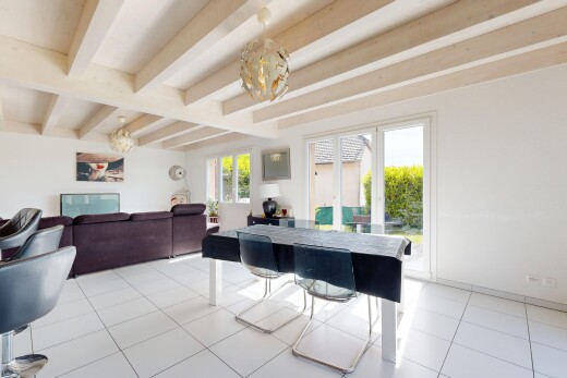 salon / salle à manger avec cloison sèche, drywall, plafond à poutres, beamed ceiling, et lumière naturelle