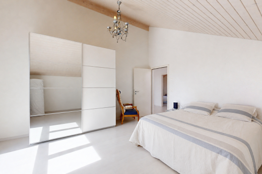 chambre avec drywall, cloison sèche, inside property, vaulted ceiling, et plafond voûté