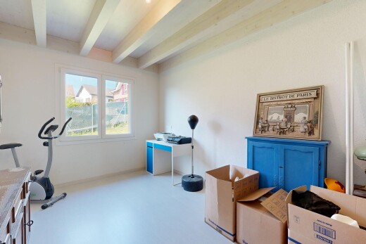 bureau avec inside property, cloison sèche, drywall, lumière naturelle, et natural light