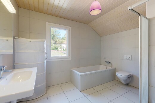 salle de bains avec mur en carrelage, tile wall, salle de bain complète, light floor, et inside property