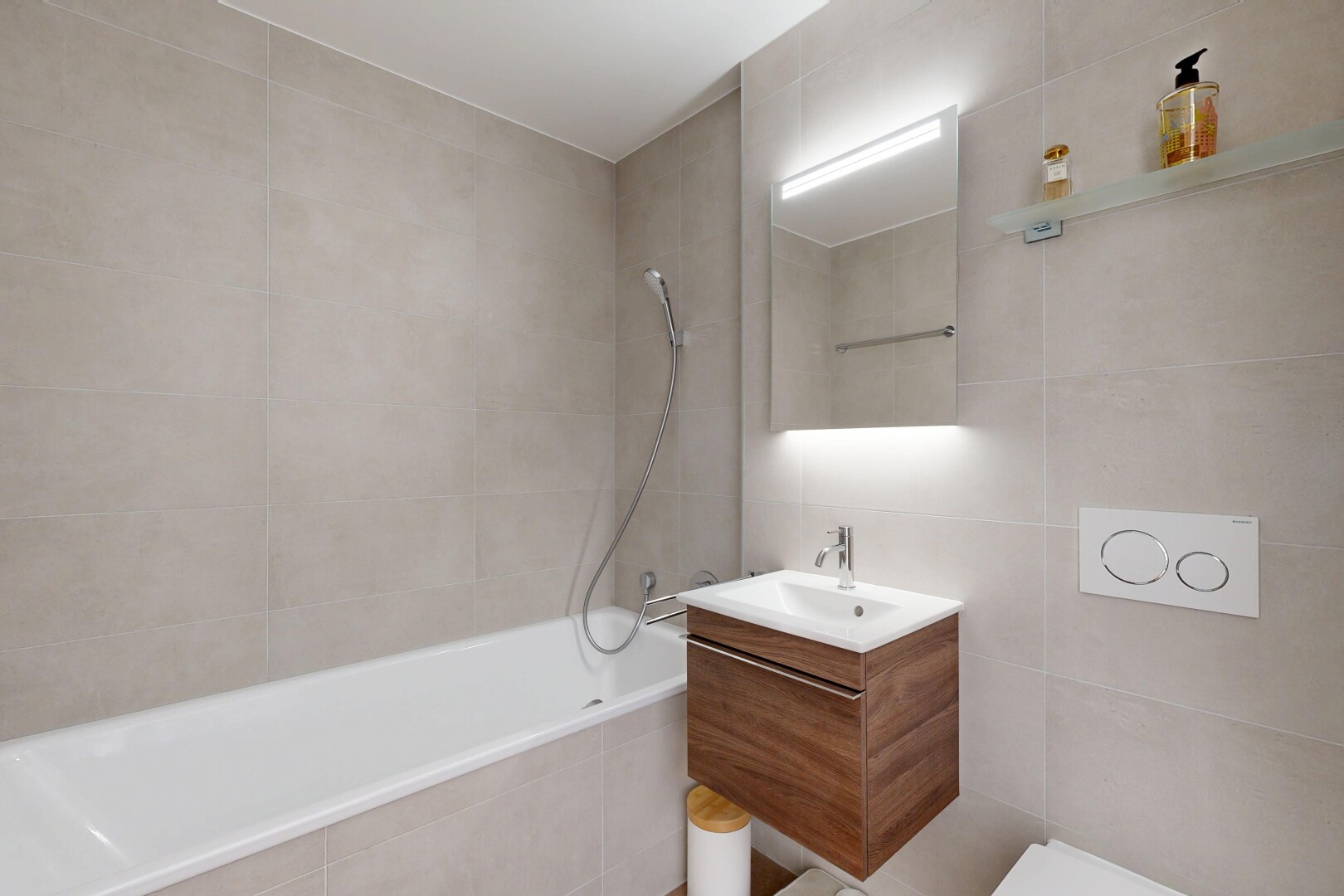 salle de bains avec tile wall, mur en carrelage, miroir, salle de bain complète, et lavabo (ou coiffeuse selon le contexte)