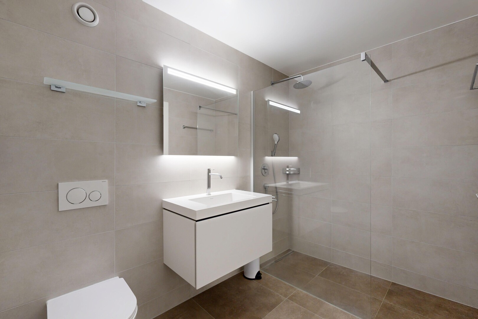 salle de bains avec salle de bain complète, douche, mur en carrelage, tile wall, et inside property