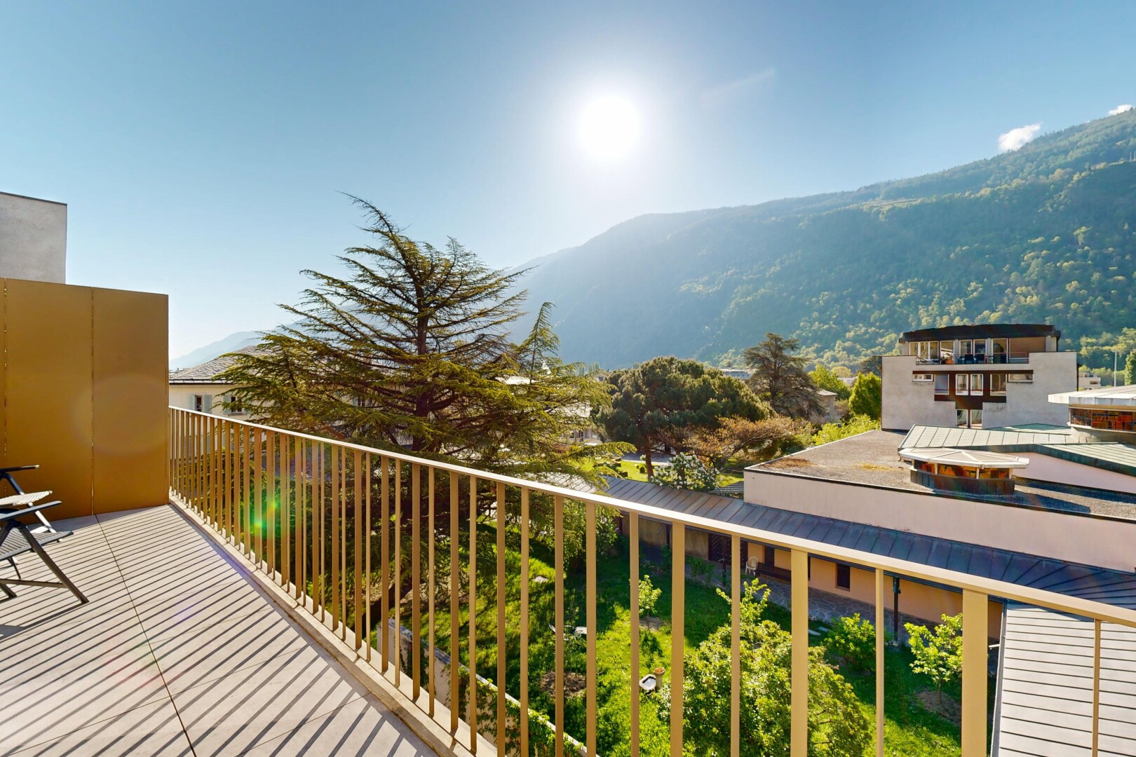 balcon avec mountain view, vue sur la montagne, day time, et from property