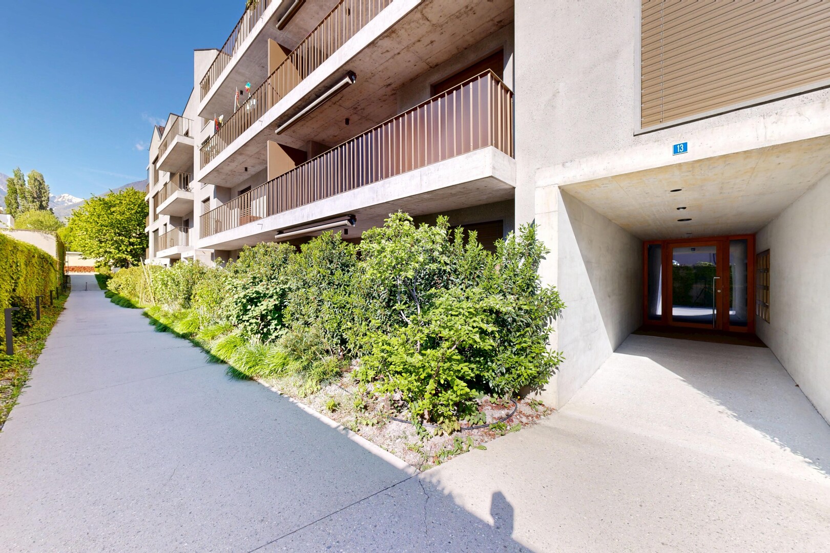 extérieur du bâtiment avec from community, vue sur le complexe d'appartements, apartment complex view, et day time