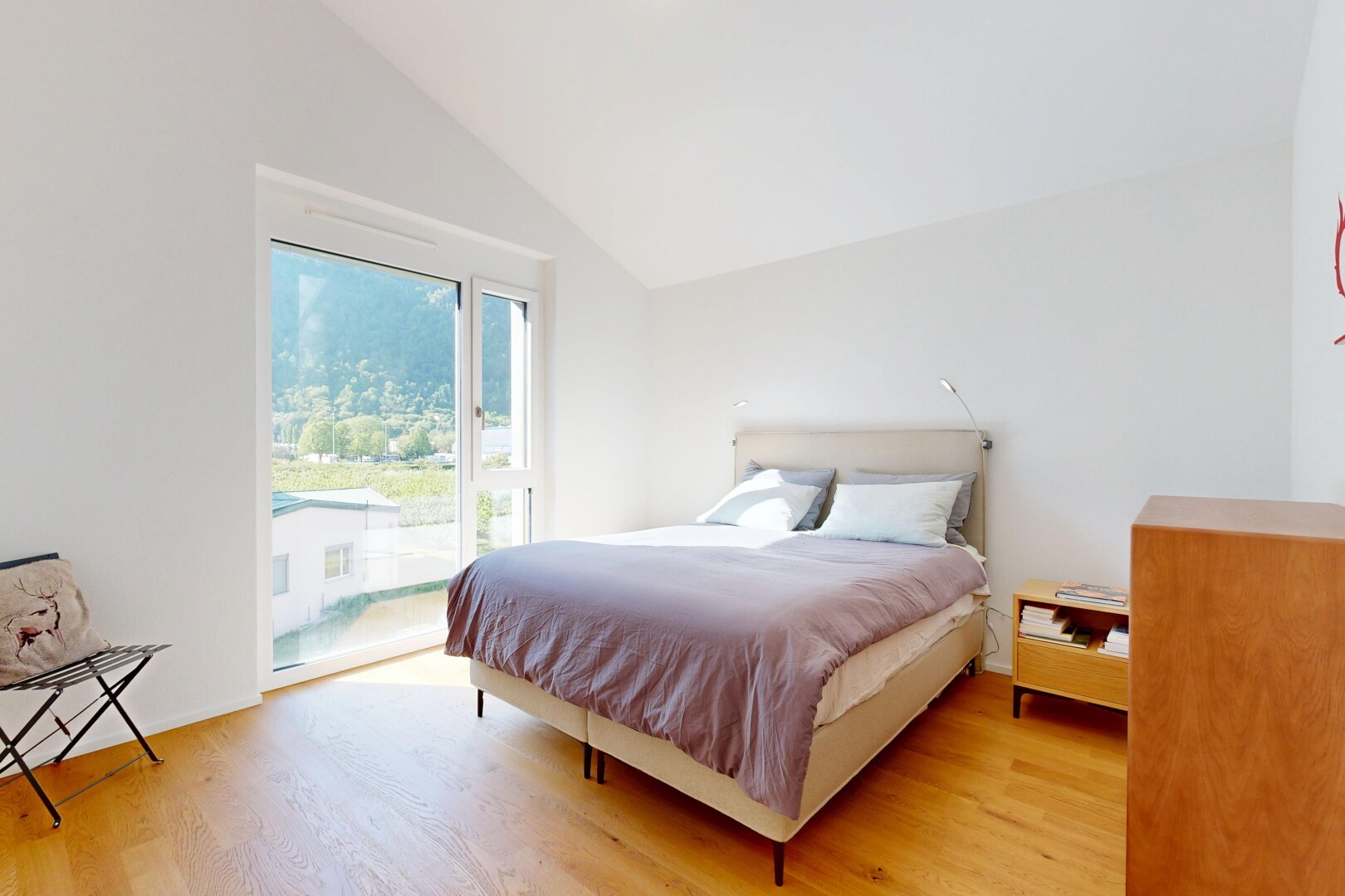 chambre avec accès à l'extérieur, inside property, sol en finition bois, wood finish floor, et plafond voûté