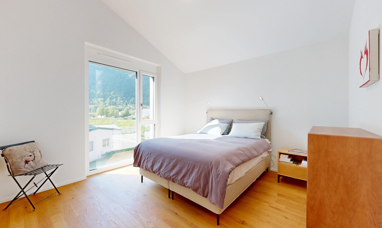 chambre avec accès à l'extérieur, inside property, sol en finition bois, wood finish floor, et plafond voûté