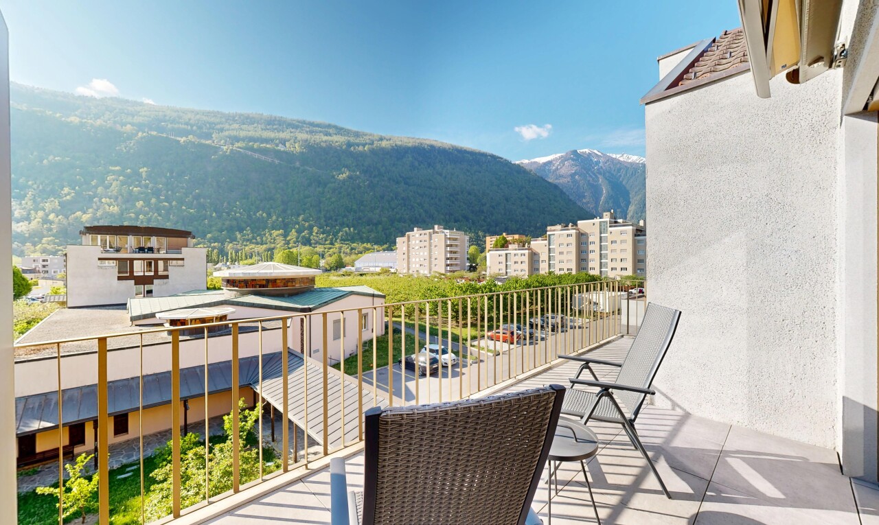 balcon avec terrasse, from property, mountain view, vue sur la montagne, et day time