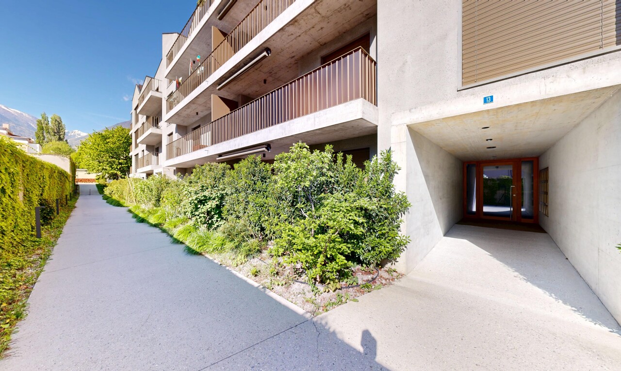 extérieur du bâtiment avec from community, vue sur le complexe d'appartements, apartment complex view, et day time