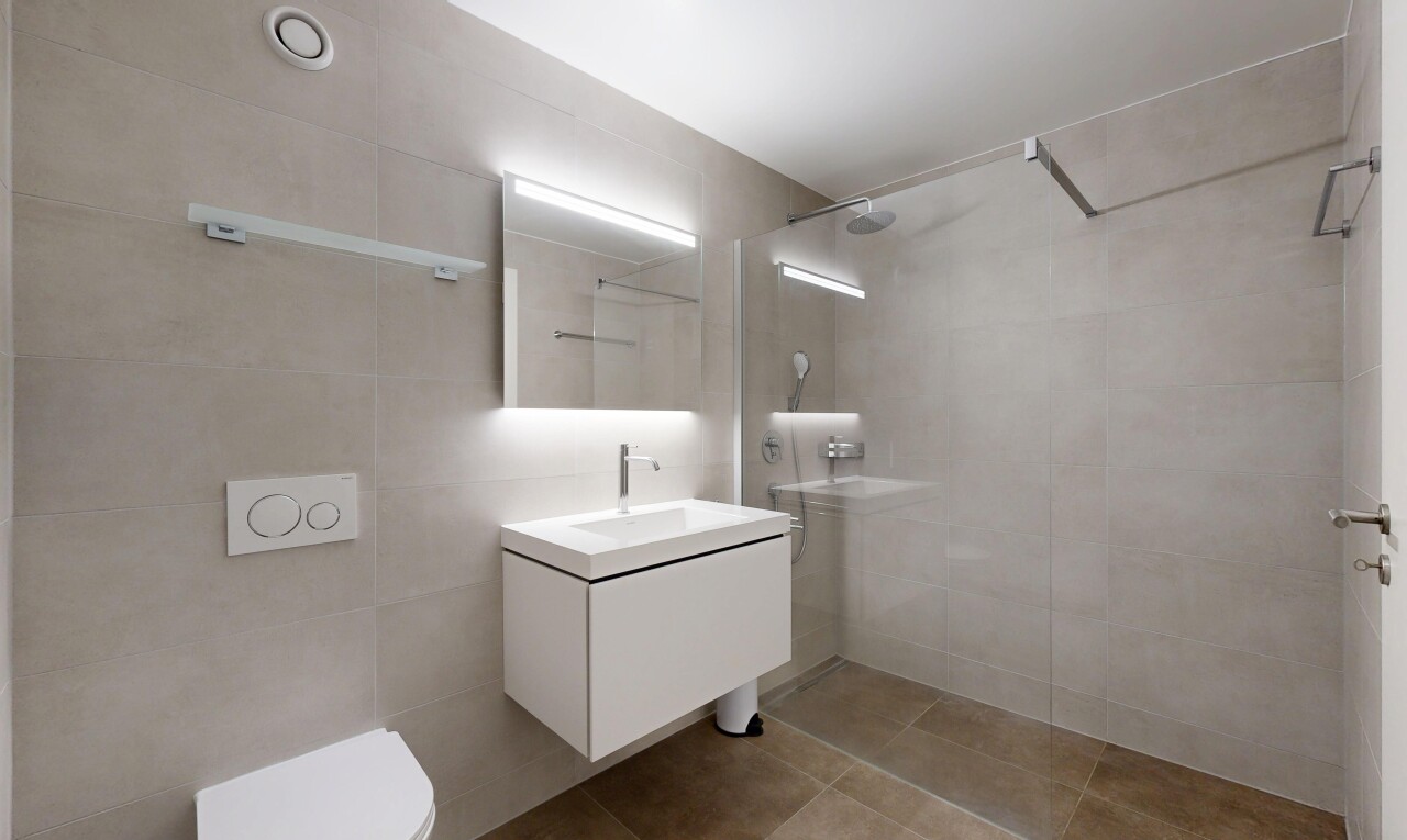 salle de bains avec salle de bain complète, douche, mur en carrelage, tile wall, et inside property
