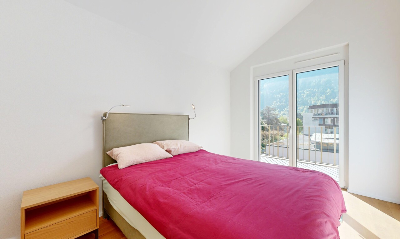 chambre avec inside property, natural light, lumière naturelle, accès à l'extérieur, et drywall