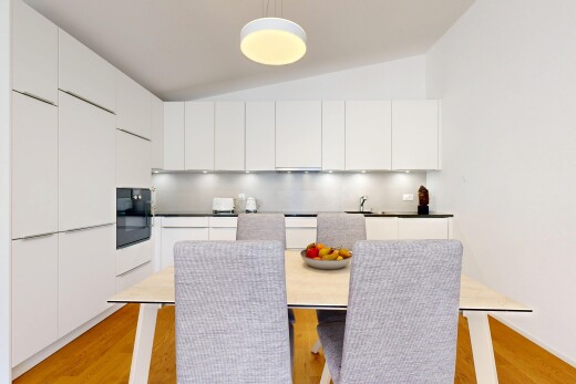 salle à manger avec inside property, light floor, sol en finition bois, wood finish floor, et cloison sèche