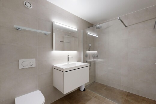 salle de bains avec salle de bain complète, douche, mur en carrelage, tile wall, et inside property