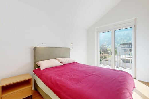 chambre avec inside property, natural light, lumière naturelle, accès à l'extérieur, et drywall