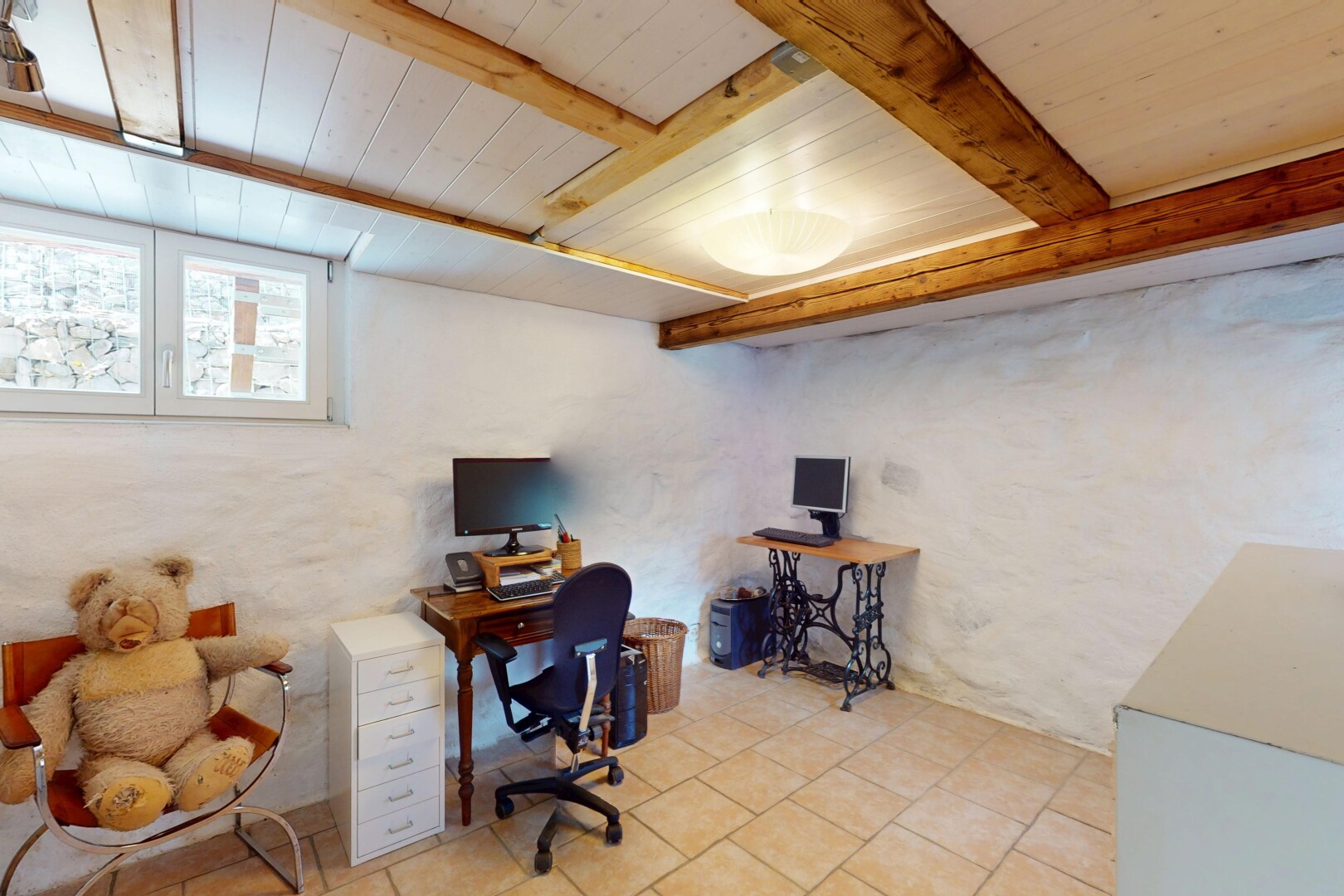 bureau avec plafond en bois, télévision, lumière naturelle, et espace bureau