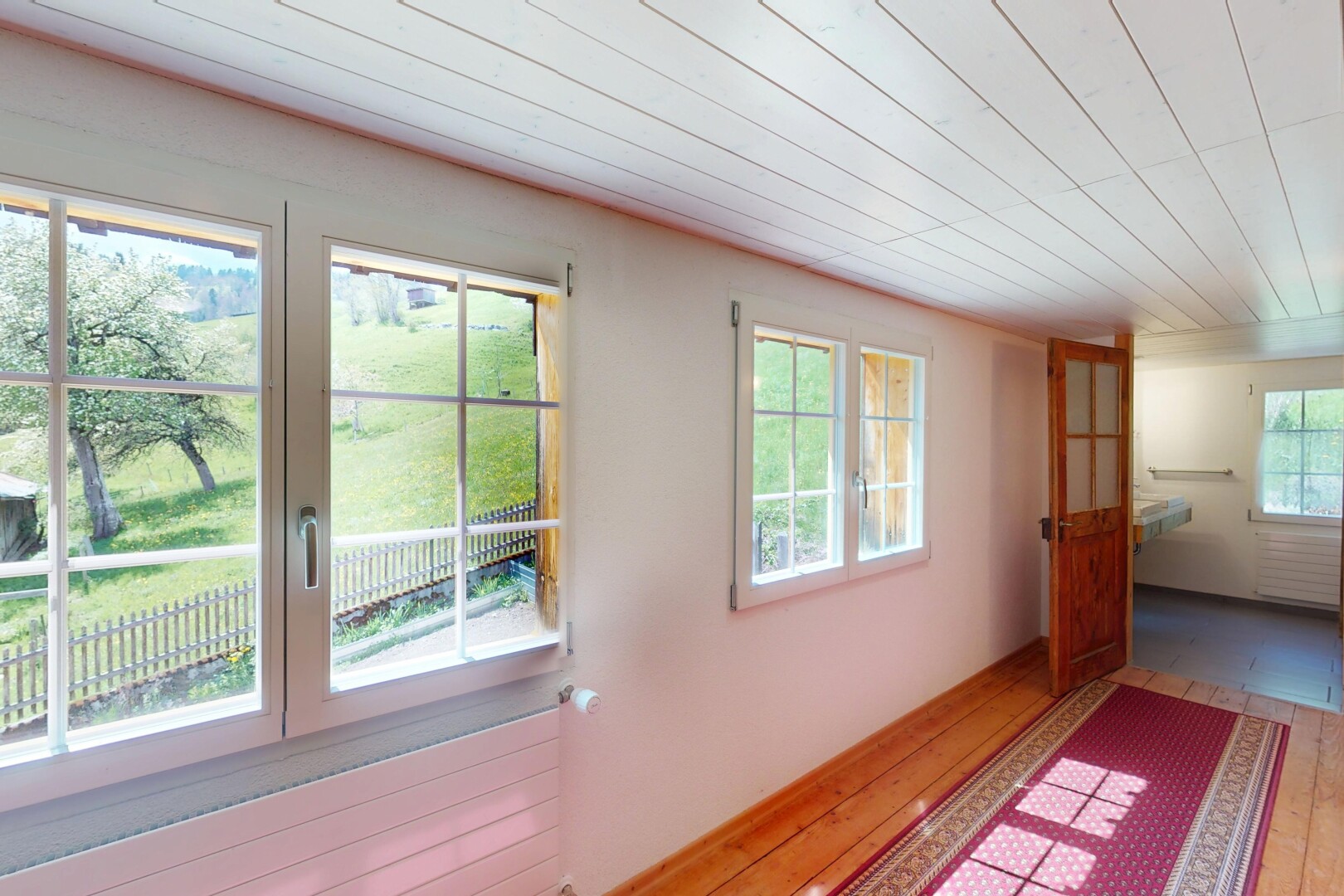 pièce vide avec plafond en bois, cloison sèche, lumière naturelle, et sol en finition bois