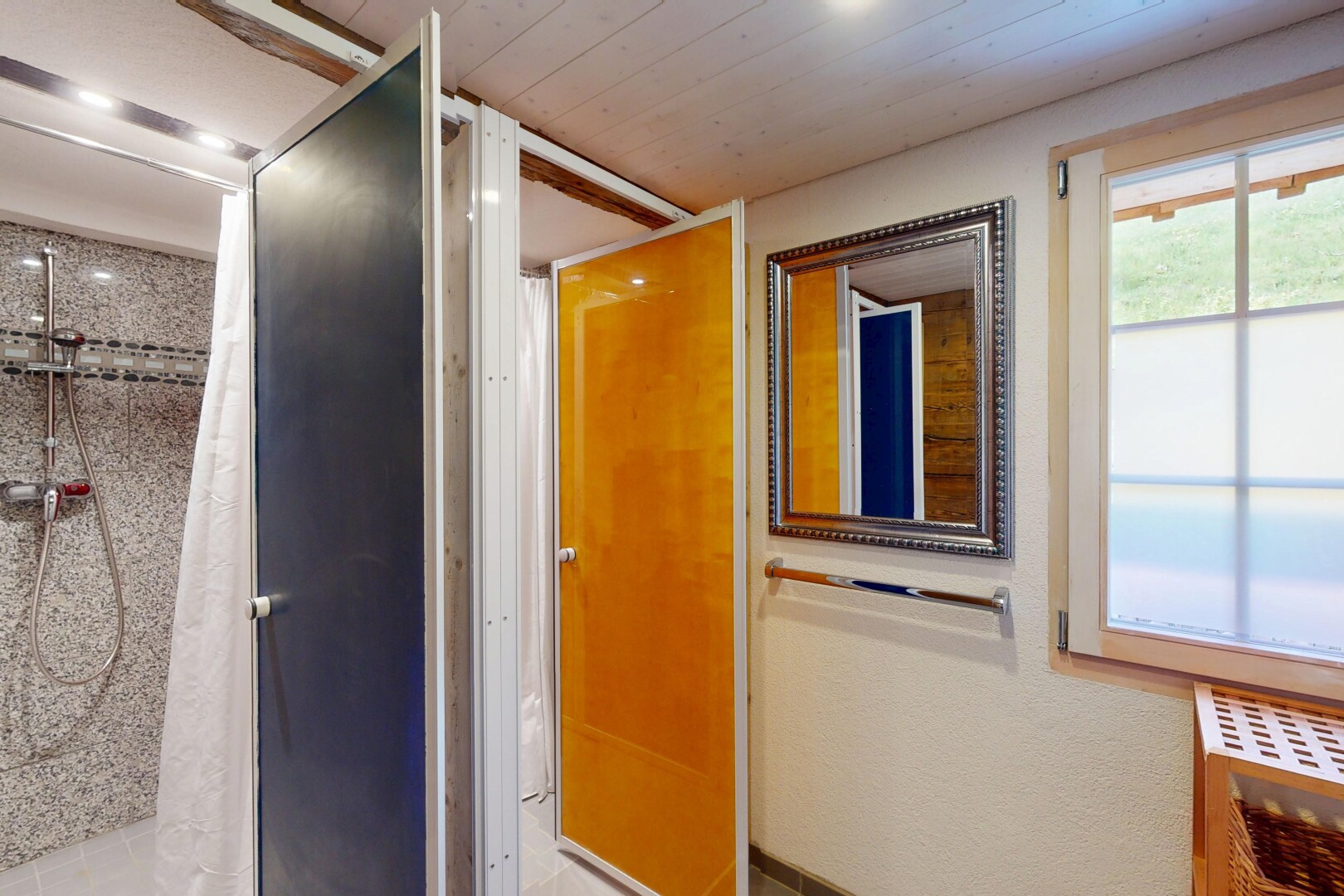 salle de bains avec douche, lumière naturelle, et salle de bain complète