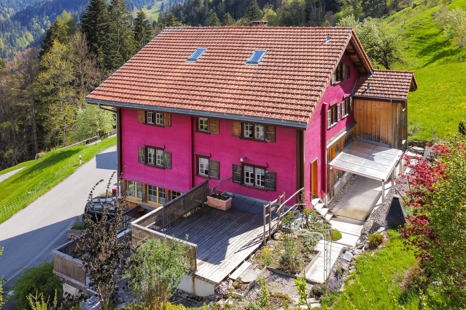 façade avec terrasse, toit en tuiles, et vue sur la forêt