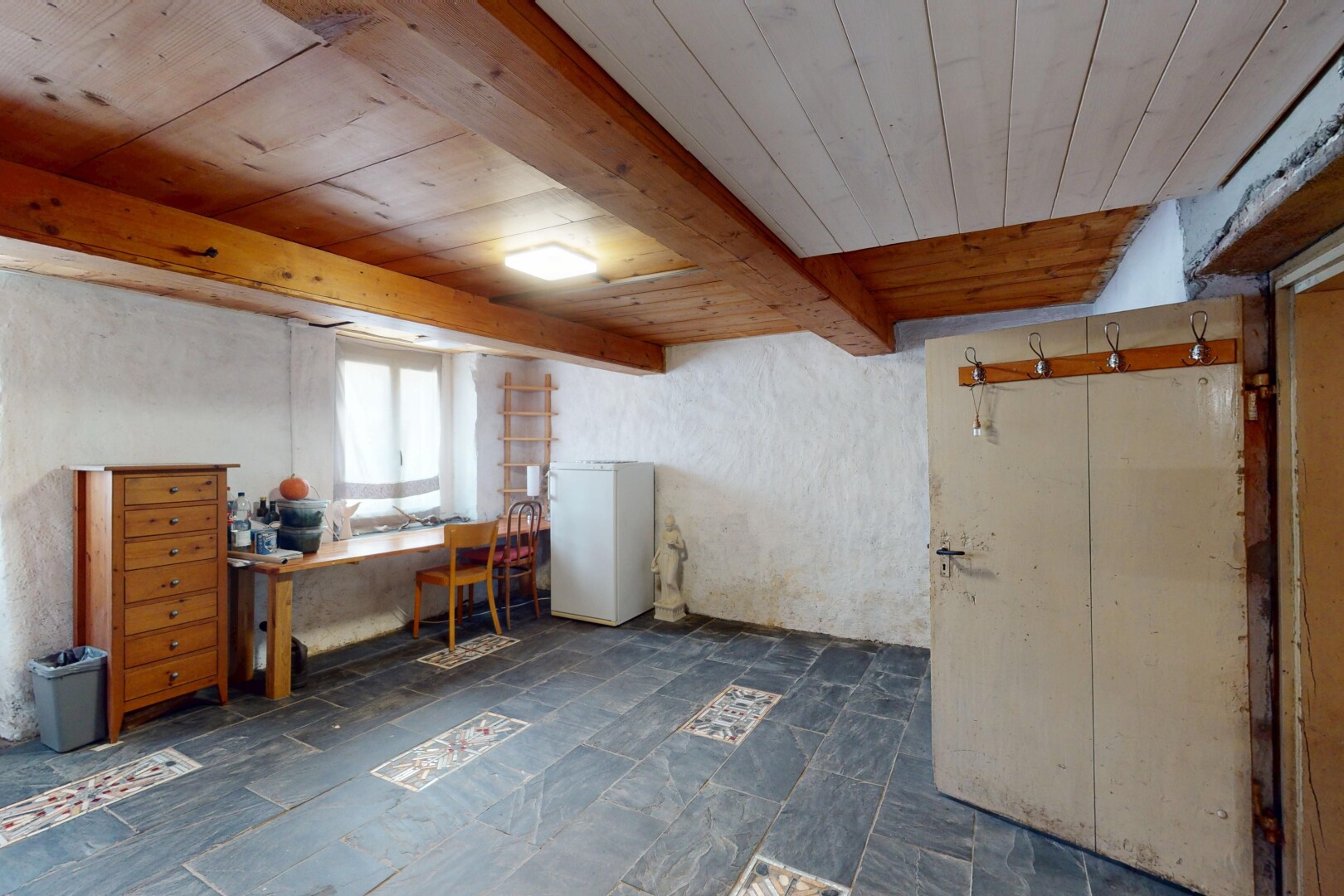 bureau avec plafond en bois et lumière naturelle