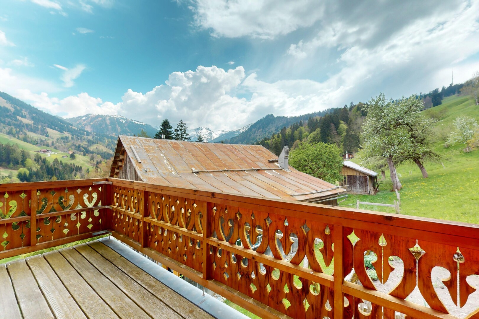 balcon avec vue sur la montagne