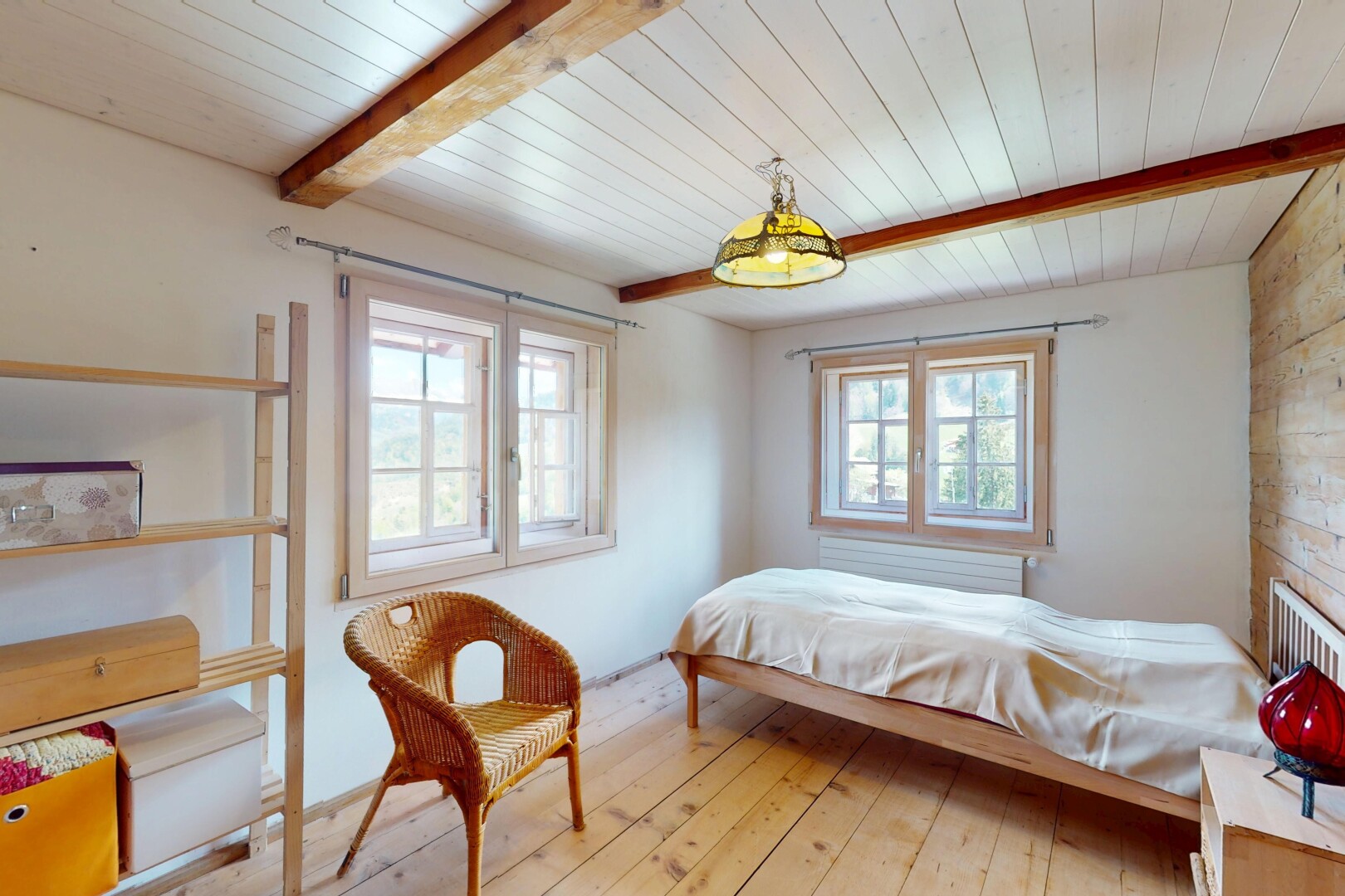 chambre avec plafond en bois, lumière naturelle, plafond à poutres, et sol en finition bois