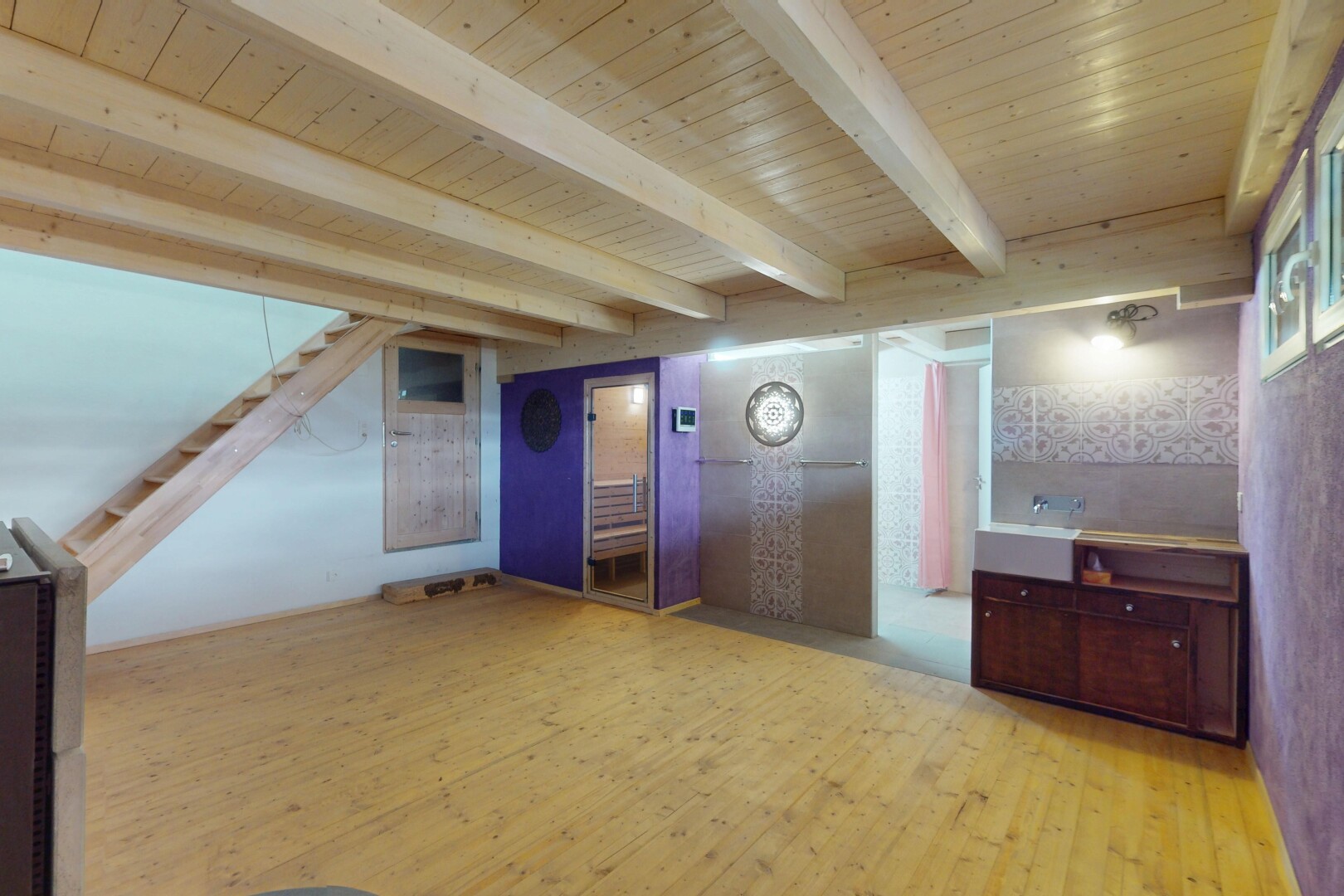 pièce vide avec inside property, sol en finition bois, wood finish floor, escaliers, et plafond à poutres