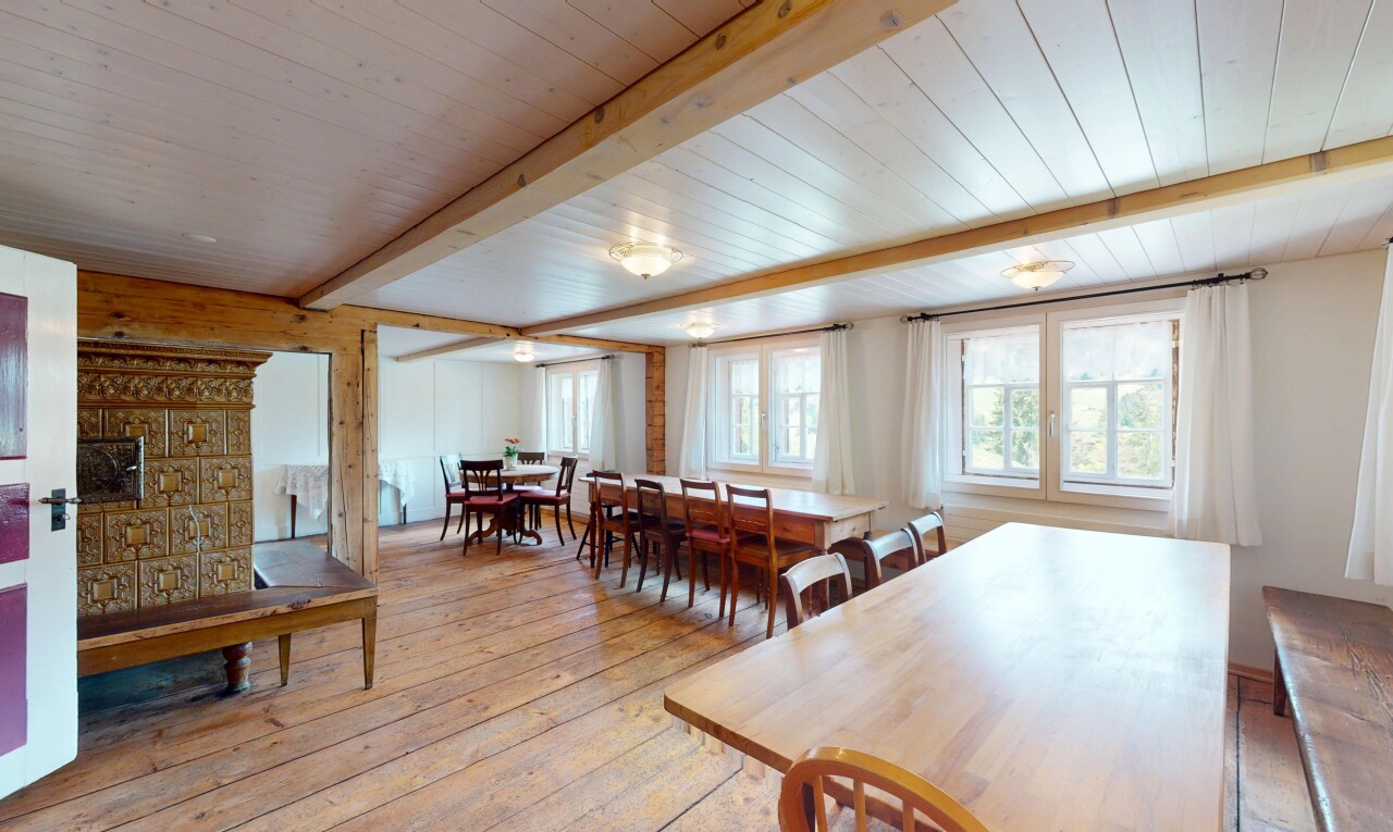 salle à manger avec plafond en bois, lumière naturelle, plafond à poutres, et sol en finition bois