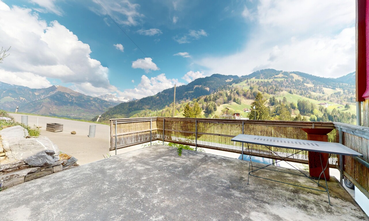 espace extérieur avec terrasse et vue sur la montagne