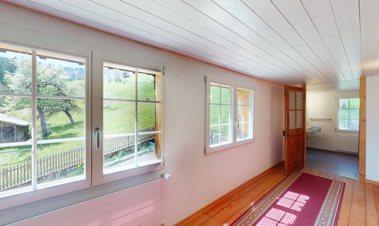 pièce vide avec plafond en bois, cloison sèche, lumière naturelle, et sol en finition bois
