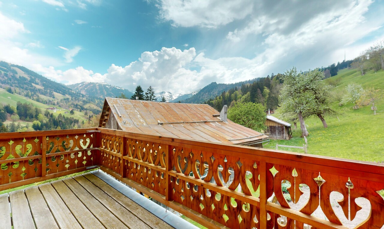 balcon avec vue sur la montagne
