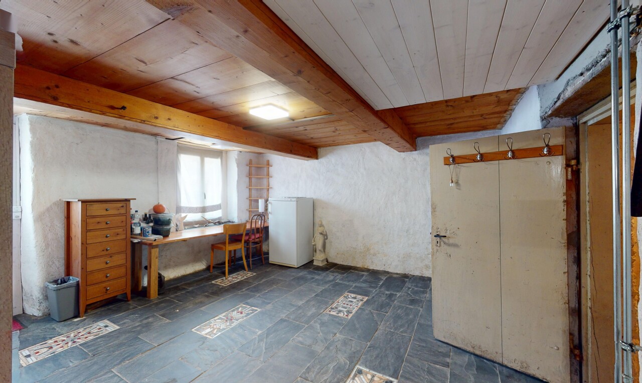 bureau avec plafond en bois et lumière naturelle