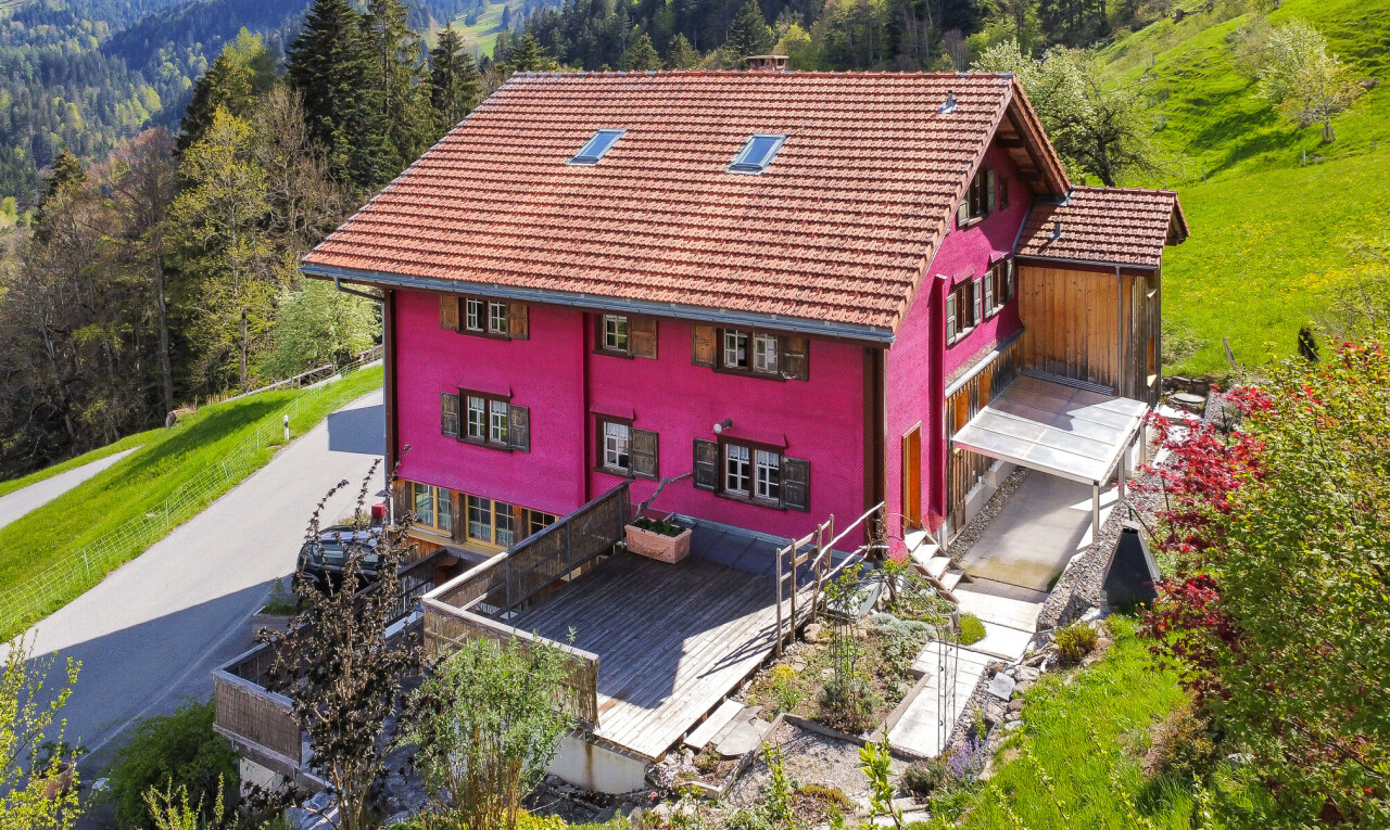 façade avec terrasse, toit en tuiles, et vue sur la forêt