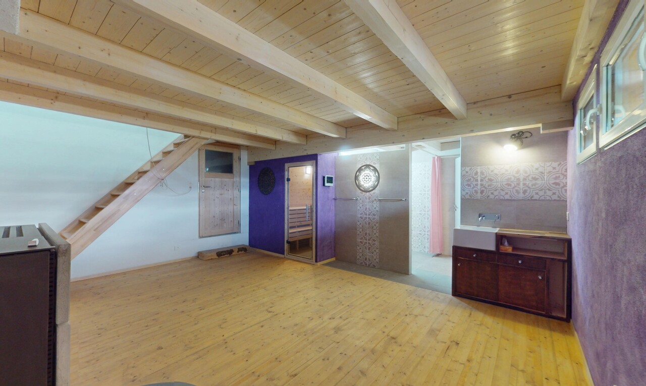 pièce vide avec inside property, sol en finition bois, wood finish floor, escaliers, et plafond à poutres