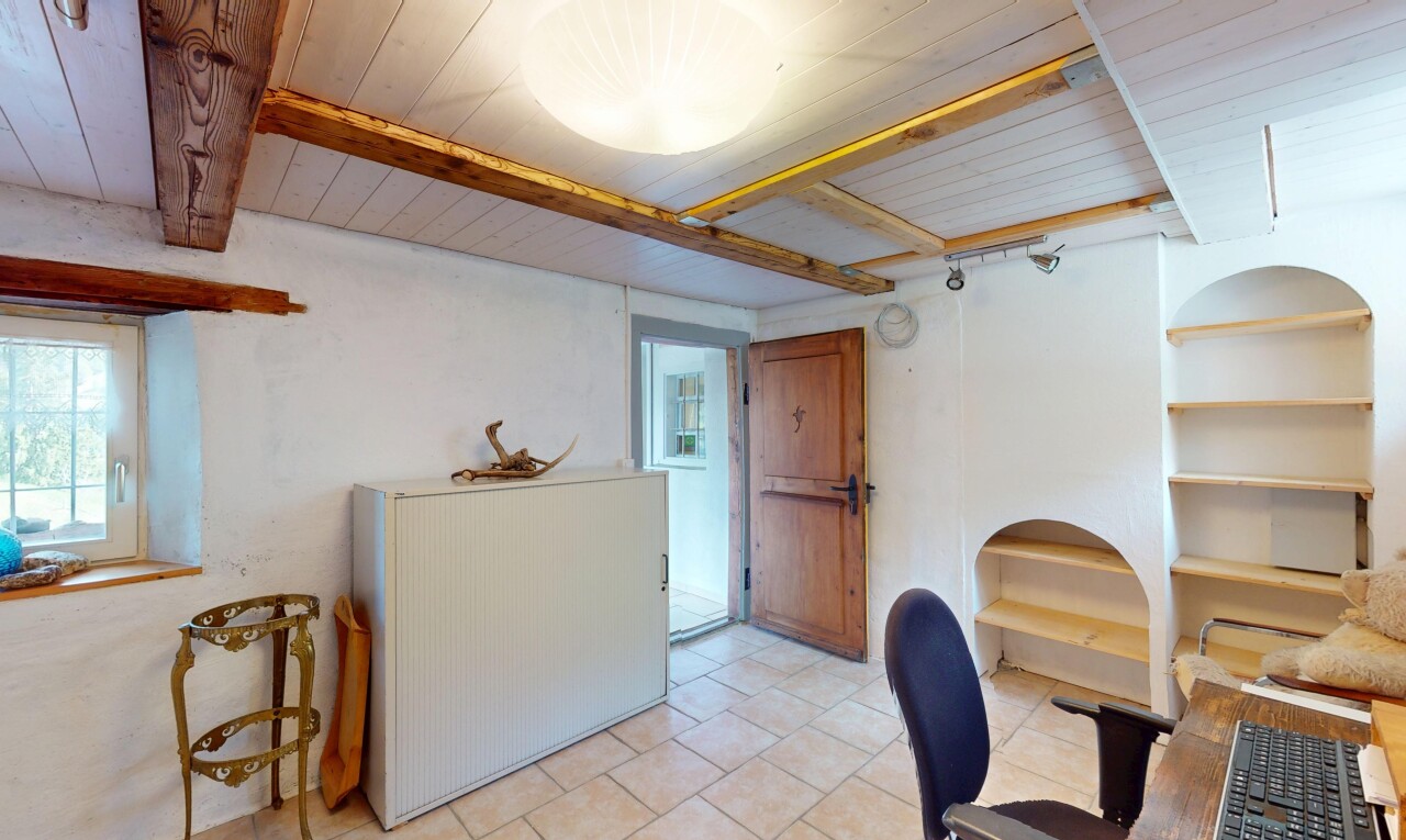 espace intérieur avec lumière naturelle, plafond en bois, sol en carrelage, et plafond à poutres