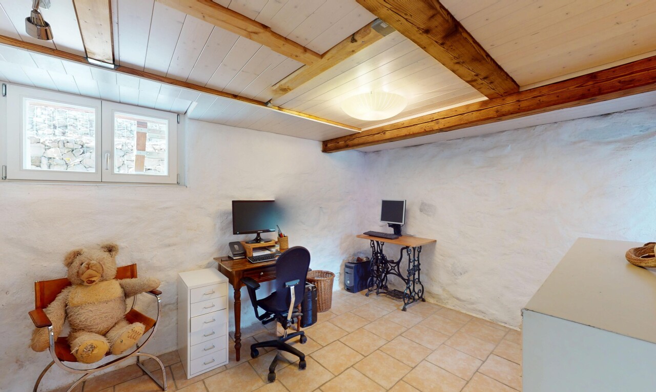 bureau avec plafond en bois, télévision, lumière naturelle, et espace bureau