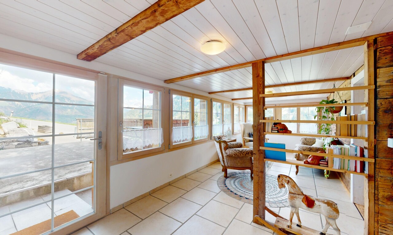bureau avec plafond en bois, plafond à poutres, lumière naturelle, et sol en carrelage
